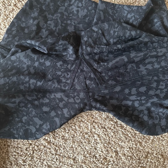 Lululemon crop leggings size 6 - Picture 3 of 4